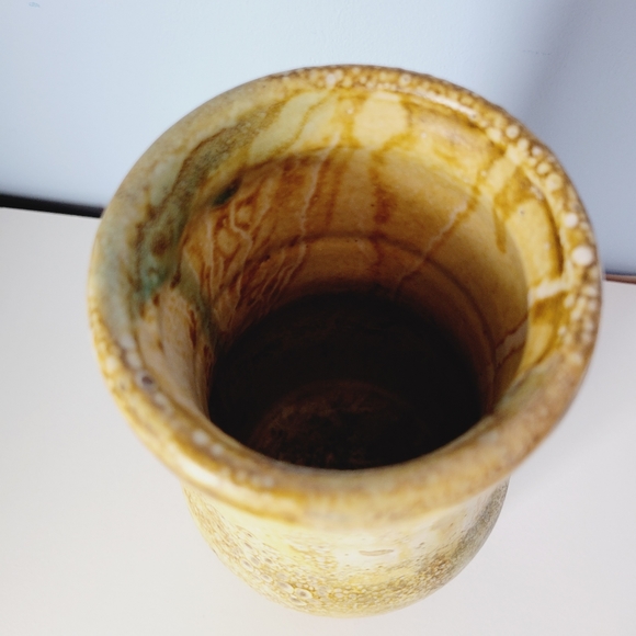 Hand Crafted Vintage Pottery Vase with Makers Mark - Picture 8 of 12